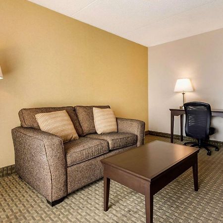 Quality Inn & Suites Brampton Buitenkant foto