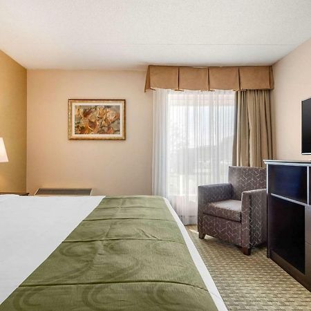 Quality Inn & Suites Brampton Buitenkant foto