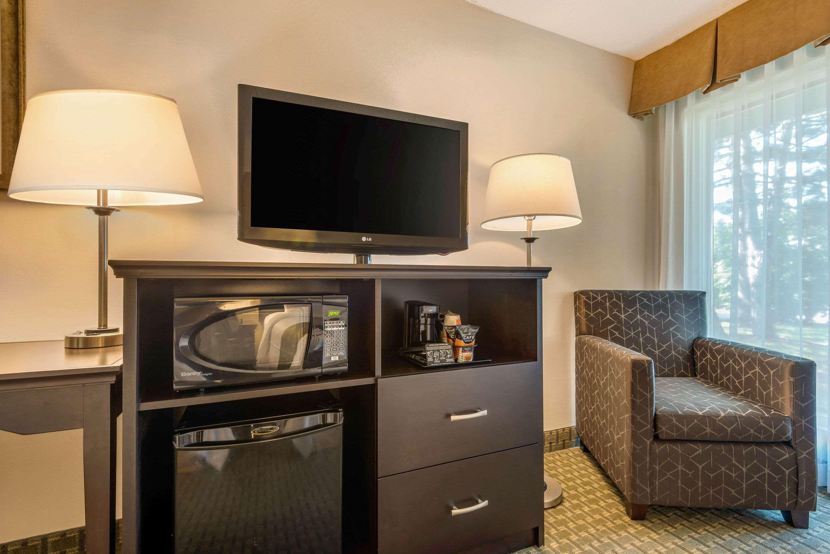 Quality Inn & Suites Brampton Buitenkant foto