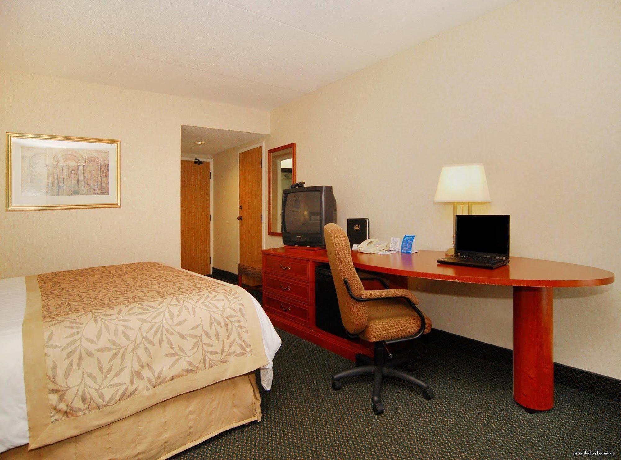 Quality Inn & Suites Brampton Buitenkant foto