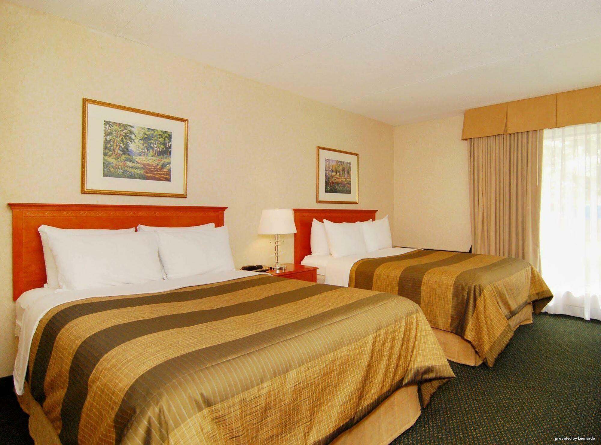 Quality Inn & Suites Brampton Buitenkant foto