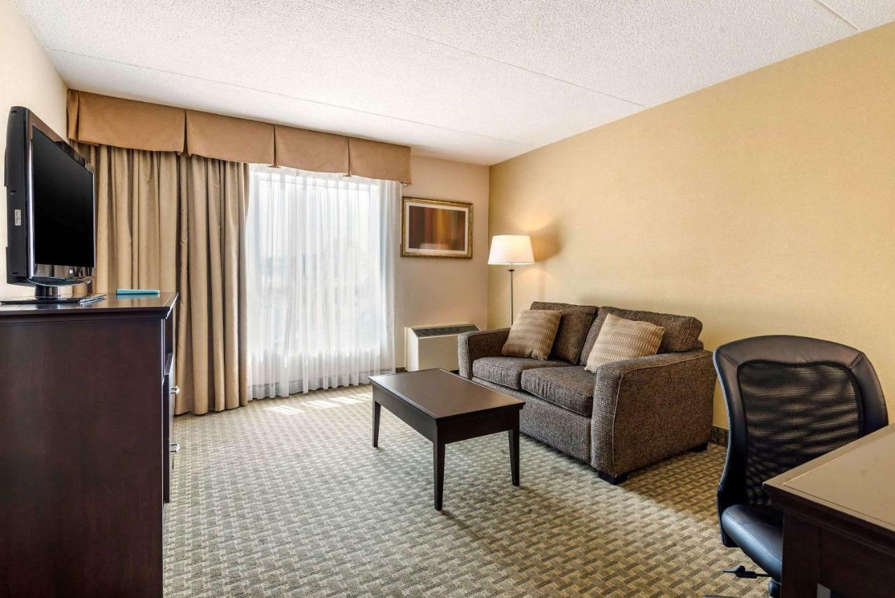 Quality Inn & Suites Brampton Buitenkant foto